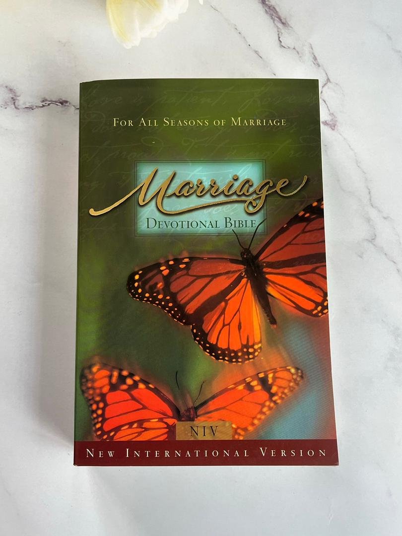 NIV Marriage Devotional Bible: For All Seasons of Marriage